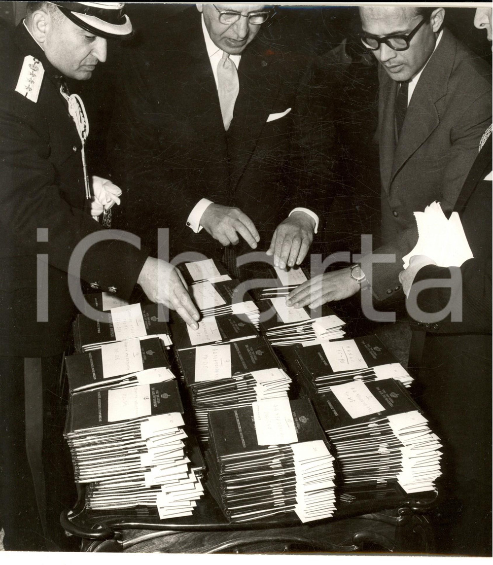 Fotografia d epoca originale 1960 ca GRECIA Preparazione di documenti per i cittadini Foto VINTAGE 21x24 cm 1