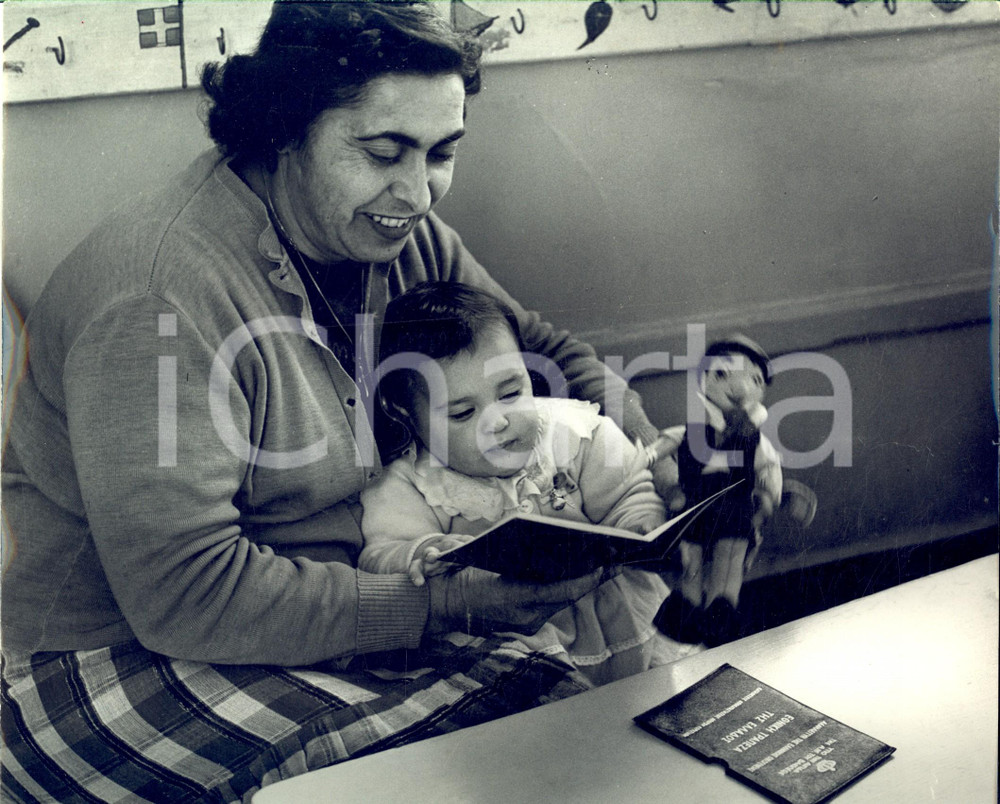 Fotografia d epoca originale 1960 ca GRECIA Un madre con il figlio e i documenti Foto VINTAGE 21x24 cm 1