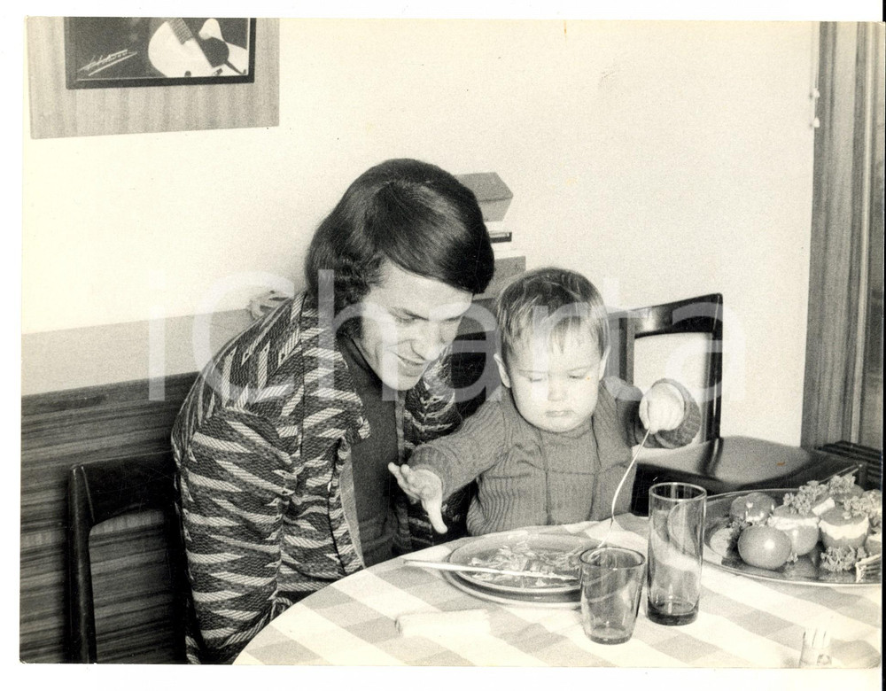 Fotografia d epoca originale 1970 ca BELGIO Cantante Salvatore ADAMO a tavola con il figlio Foto 24x20 1