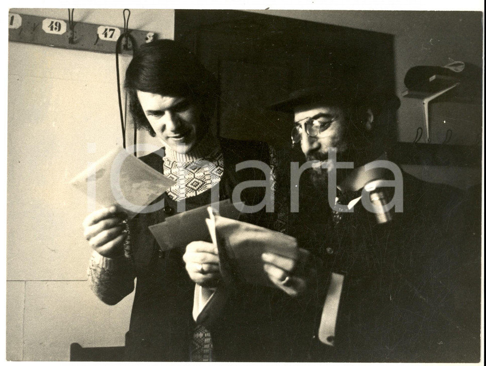 Fotografia d epoca originale 1960 ca PARIS Cantante osserva le foto prima della stampa Foto ARTISTICA 24x18 1