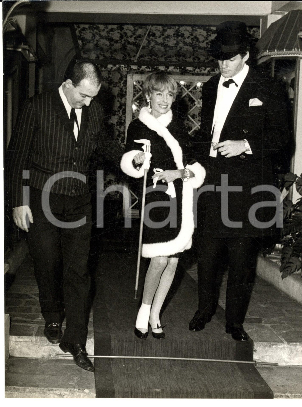 Fotografia d epoca originale 1960 ca PARIS Madame WEISCHELLER infortunata durante una serata di gala Foto 1
