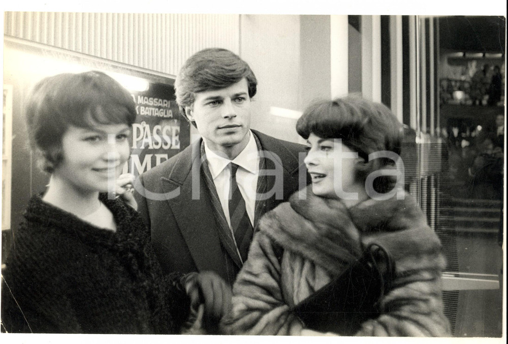 Fotografia d epoca originale 1960 PARIS Jean Sorel e Lea Massari alla prima del film “Ça s’est passé à Rome” 1