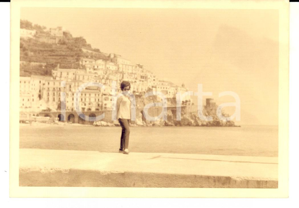 Fotografia d epoca originale 1950 ca CELLE LIGURE Ritratto di donna sulla spiaggia Foto cartolina VINTAGE 1