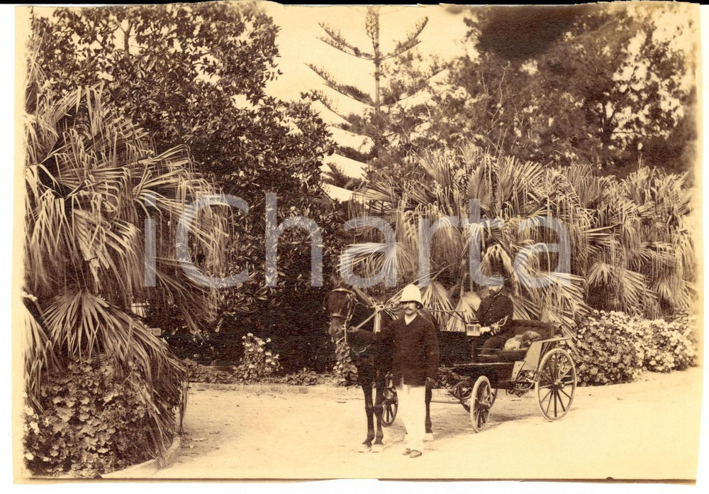 Fotografia d epoca originale 1920 ca COLONIALISMO Ufficiale in carrozza in un giardino Foto VINTAGE 18x13 1