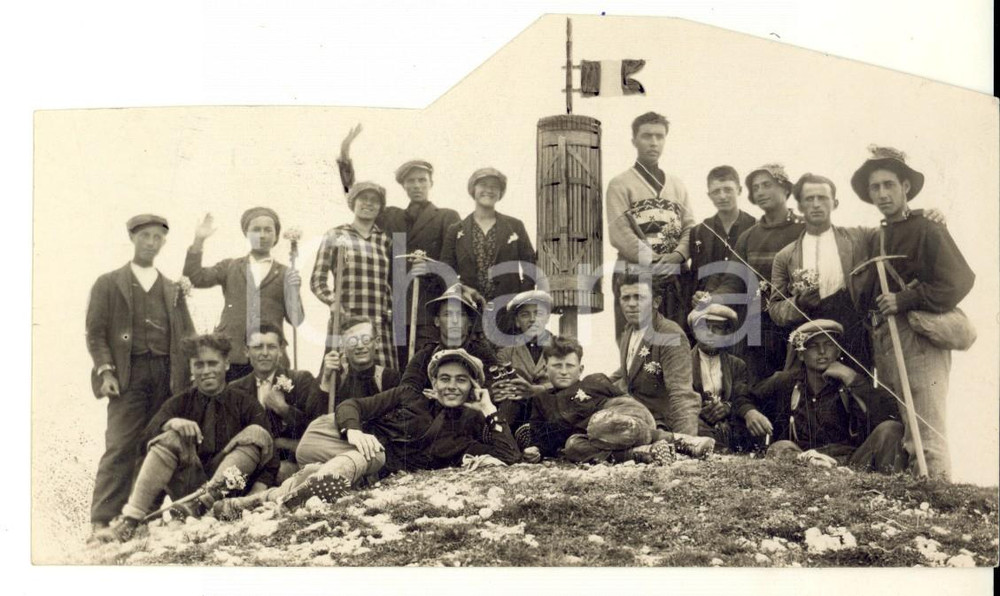 Fotografia d epoca originale 1930 ca ESCURSIONISMO Avanguardisti in montagna con fascio littorio Foto 14x9 1