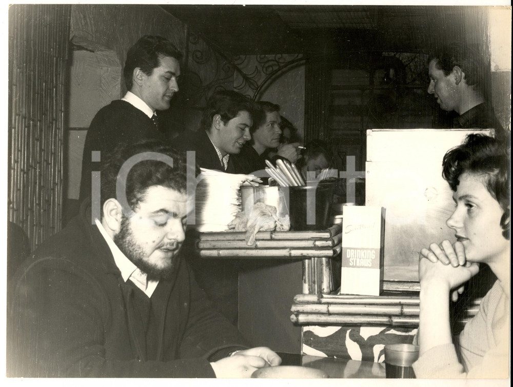 Fotografia d epoca originale 1960 ca PARIS Intellettuali in un bistrot Fotografia VINTAGE 24x18 cm 1