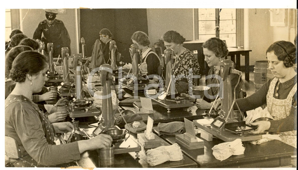 Fotografia d epoca originale 1940 MILANO ORO ALLA PATRIA Donne pesano i preziosi Foto 24x14 cm 1