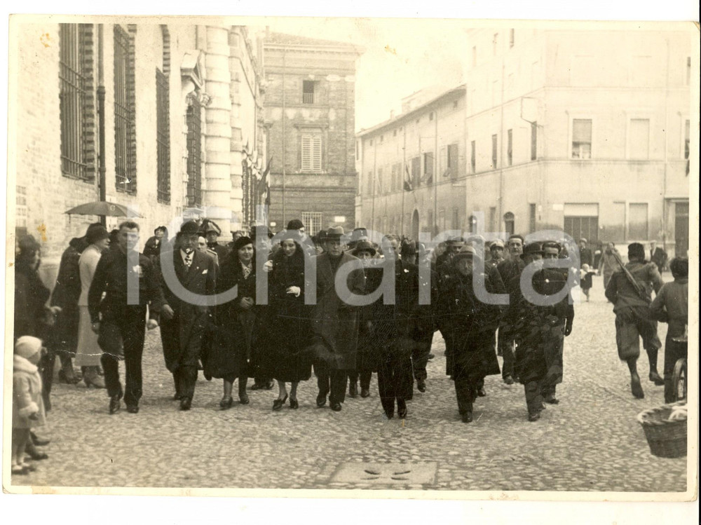 Fotografia d epoca originale 1940 ca ROMA Piccolo corteo con militanti del PNF Fotografia 24x18 1
