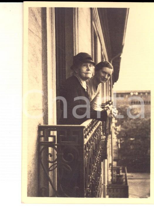 Fotografia d epoca originale 1930 ca MILANO Via Dante  Donne al balcone con il Castello Sforzesco Foto 6x9 1