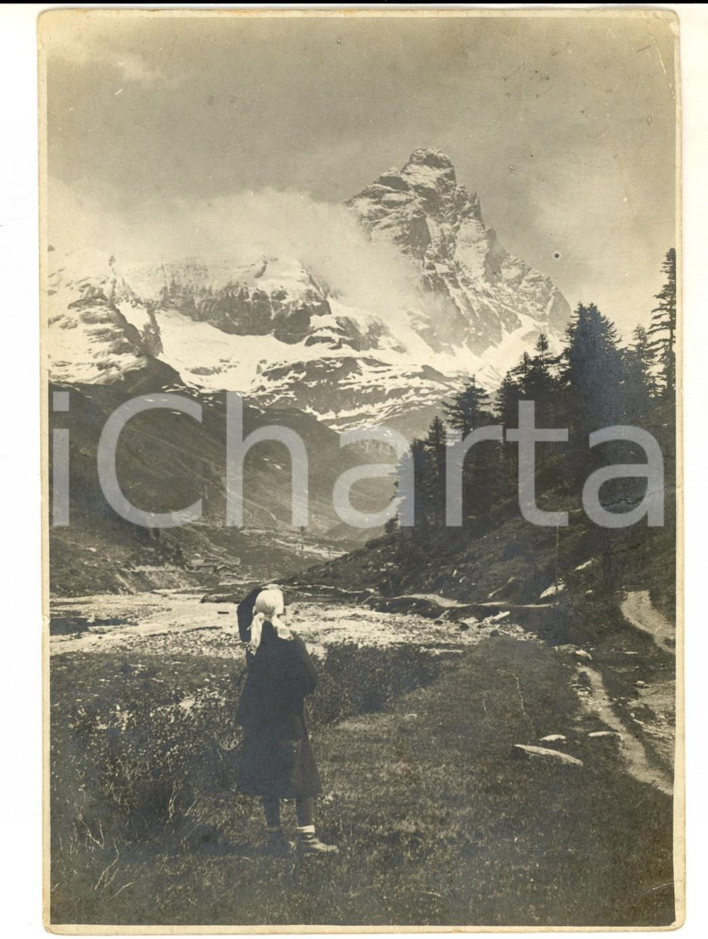 Fotografia d epoca originale 1930 ca ALPI Giovane donna osserva il MONVISO Foto VINTAGE 12x17 cm 1