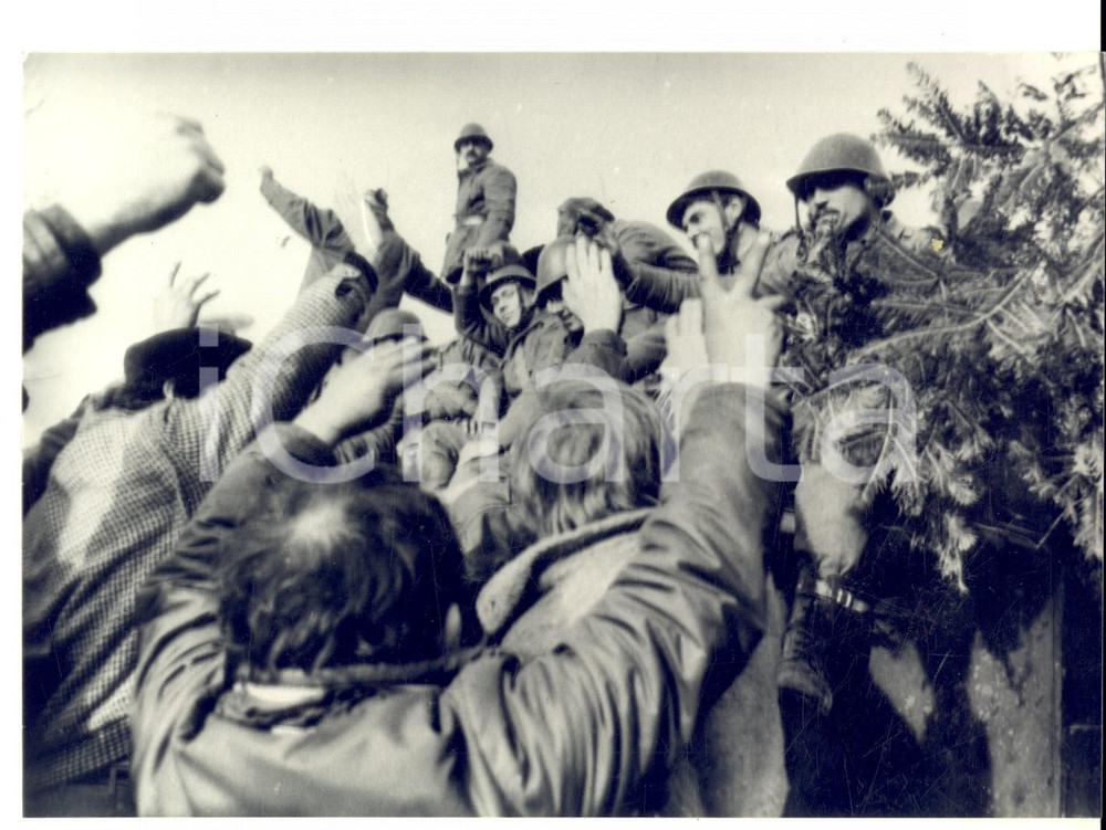 Fotografia d epoca originale 1989 BUCAREST ROMANIAN REVOLUTION Soldati acclamati dalla folla Foto 17x13 1