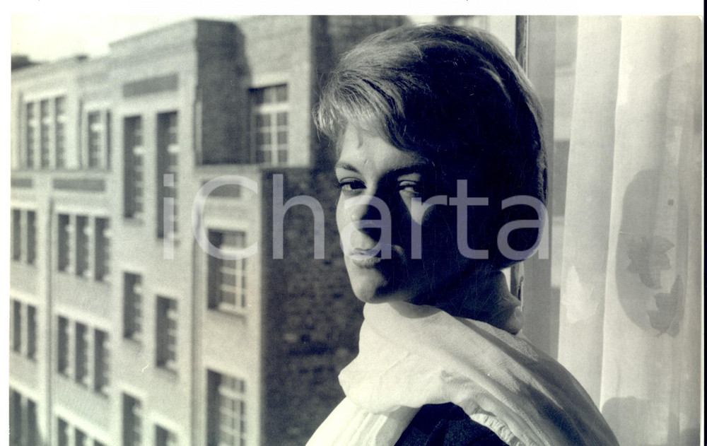 Fotografia d epoca originale 1960 ca PARIS Ritratto dell attrrice Pascale PETIT alla finestra Foto 25x16 1
