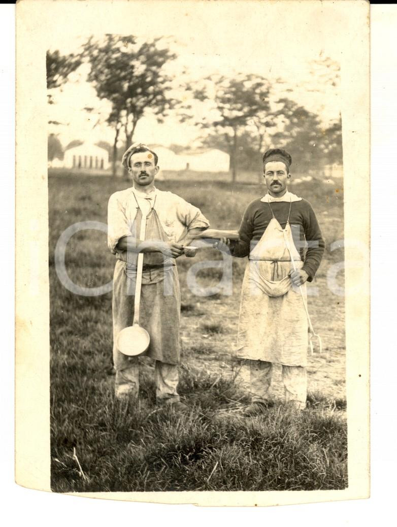 Fotografia d epoca originale 1910 ca FRANCE Cuochi in pausa e pronti al brindisi Foto cartolina CURIOSA 1
