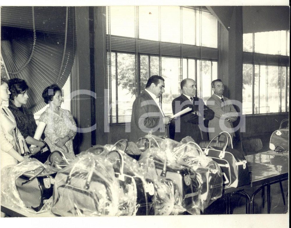 Fotografia d epoca originale 1960 ca AREA LOMBARDA Premiazione in una fabbrica di borse Foto VINTAGE 15x12 1