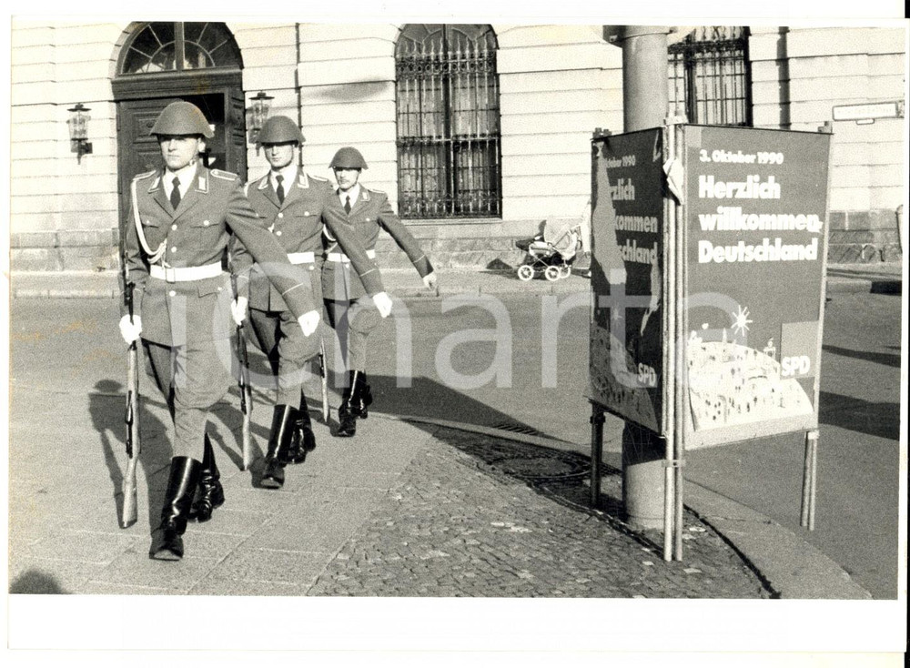 Fotografia d epoca originale 1990 ELEZIONI GERMANIA Militari con totem elettorale SPD Foto 18x13 cm 1