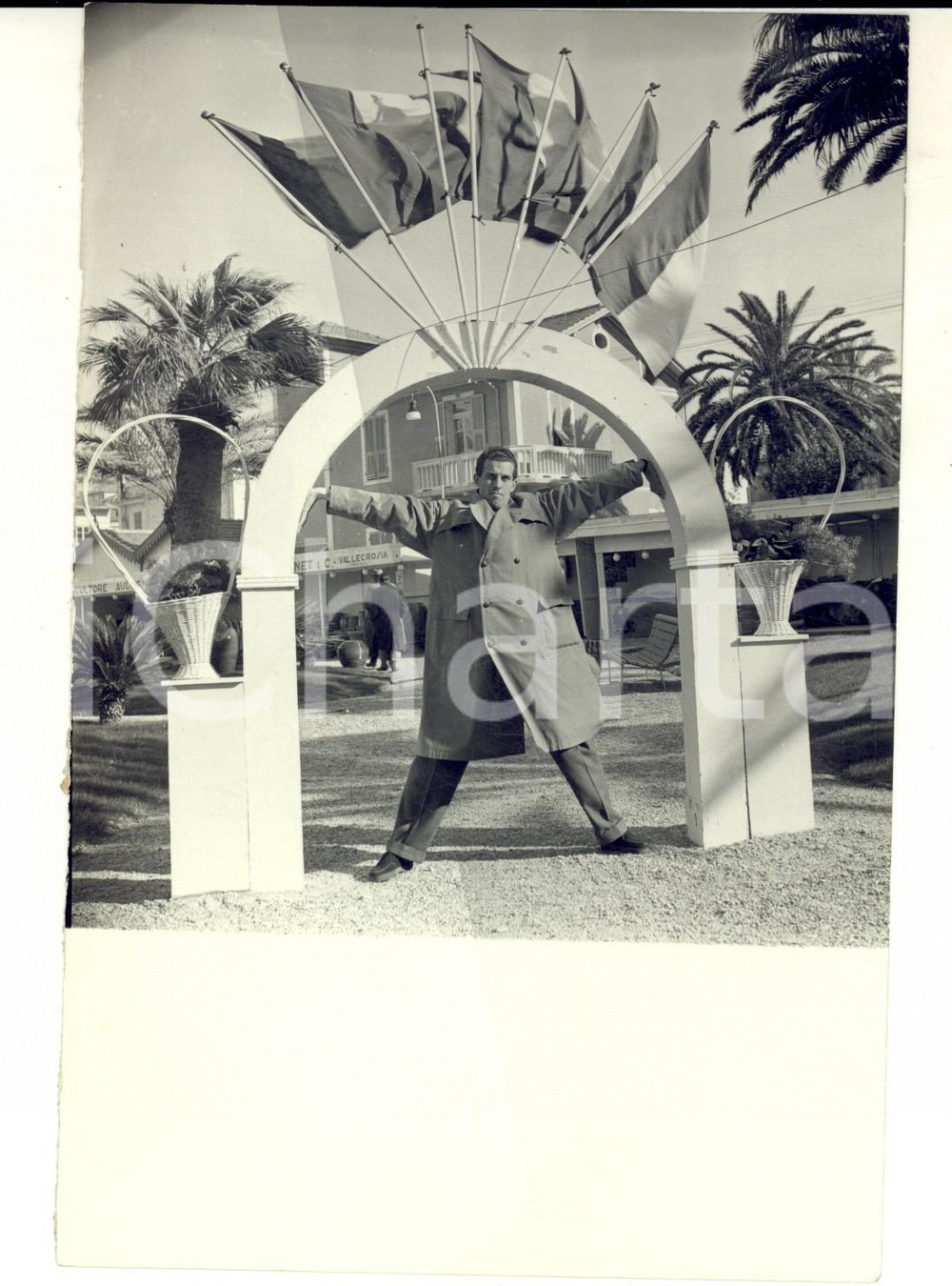 Fotografia d epoca originale 1950ca VALLECROSIA ? Visitatore all ingresso di un alberggo Foto VINTAGE 18x13 1