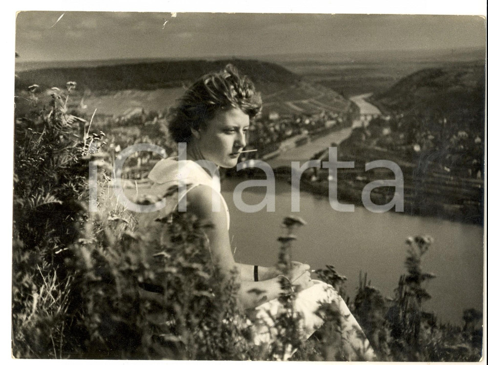 Fotografia d epoca originale 1960 ca CINEMA GERMANY Ritratto di attrice in una scena di campagna Foto 24x18 1