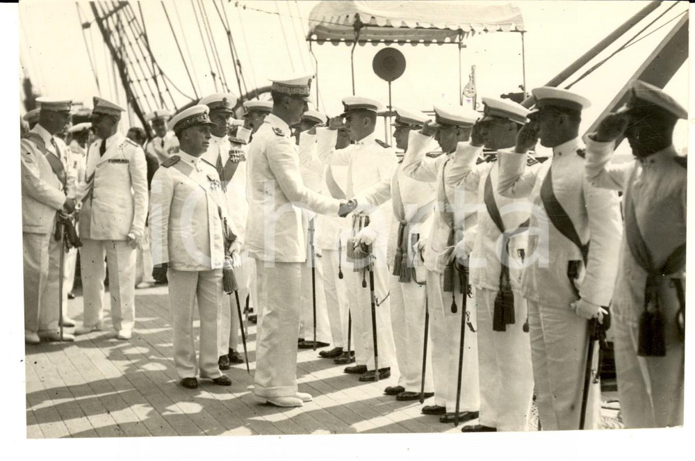 Fotografia d epoca originale 1936 NAPOLI Principe UMBERTO saluta i cadetti a bordo di una regia nave Foto 1