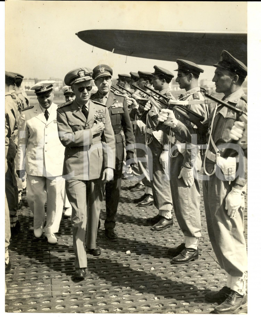 Fotografia d epoca originale 1950 ca ITALIA Generale Dwight EISENHOWER accolto in aeroporto Foto 19x23 cm 1