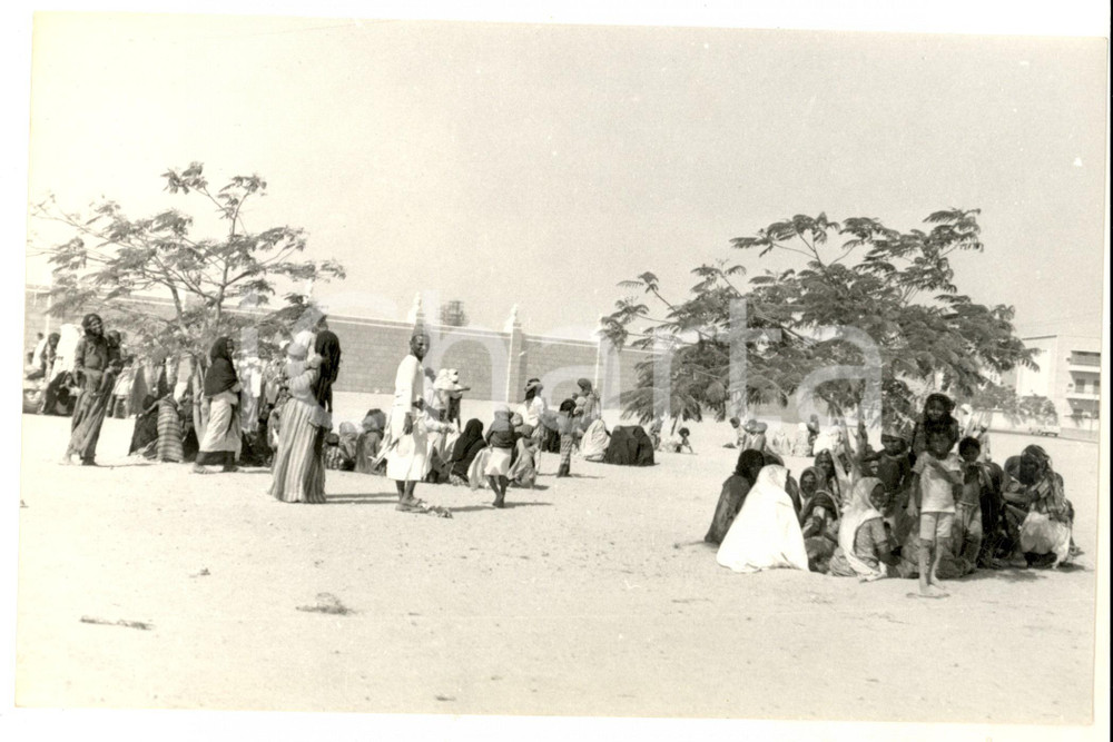 Fotografia d epoca originale 1960 ca NIGERIA ? Mendicanti attendono il re per la beneficenza Foto 26x16 1