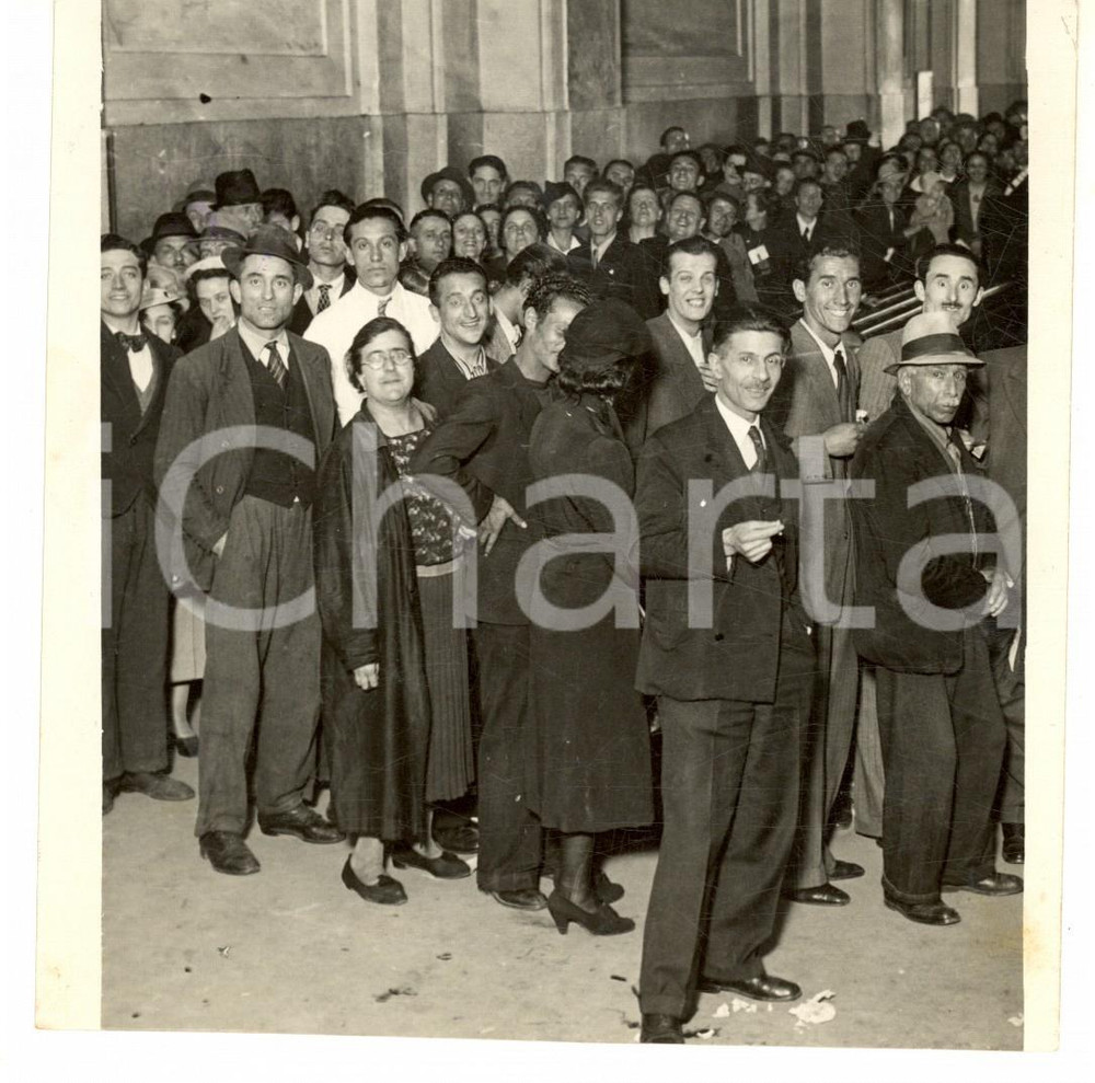 Fotografia d epoca originale 1938 MILANO Una folla sorridente in coda Fotografia VINTAGE 13x13 cm 1
