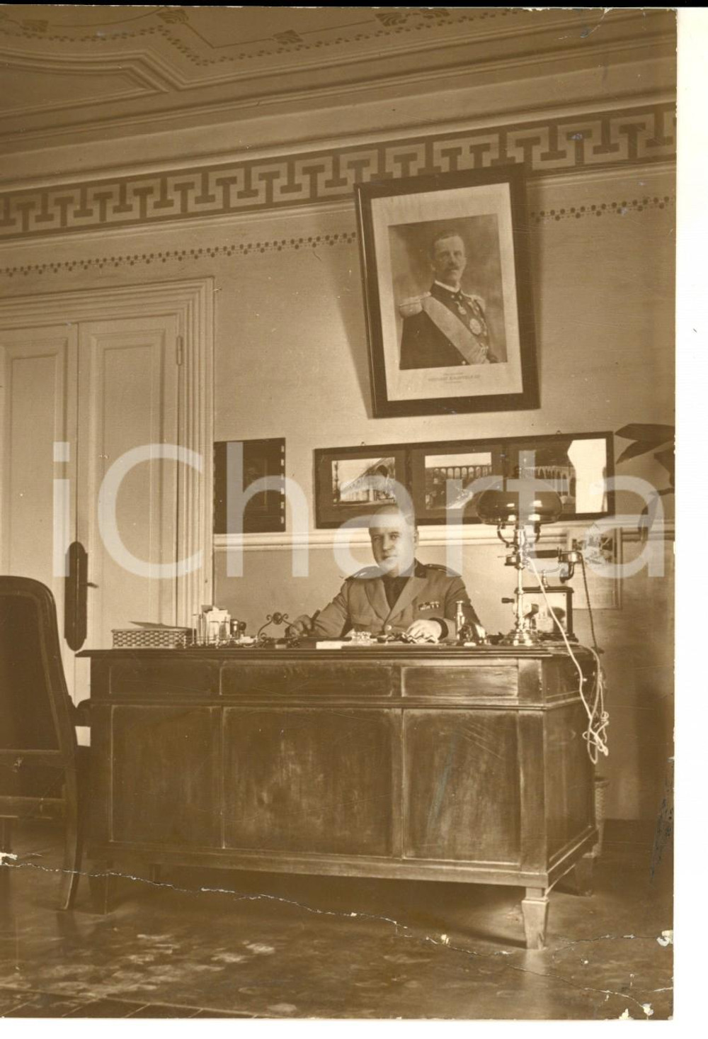 Fotografia d epoca originale 1940 ca ROMA ? Funzionario pubblico nel suo ufficio Foto DANNEGGIATA 11x17 1