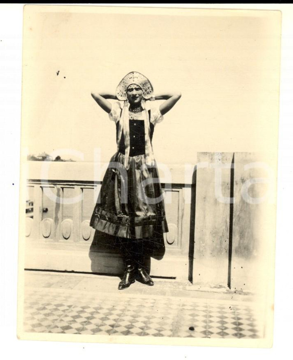 Fotografia d epoca originale 1940 ca VALLE D AOSTA Giovane donna in costume tradizionale Foto VINTAGE 8x10 1