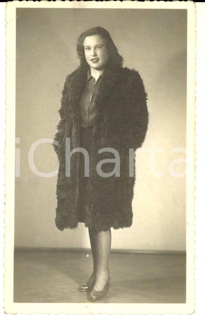 Fotografia d epoca originale 1944 MILANO Ritratto di donna in pelliccia Foto cartolina VINTAGE 1