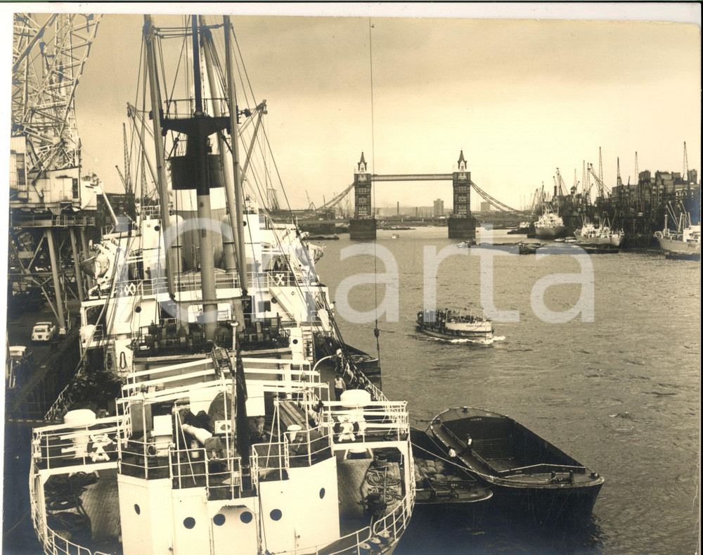 Fotografia d epoca originale 1967 LONDON The port looking down the River THAMES  Tower Bridge Photo 27x21 1