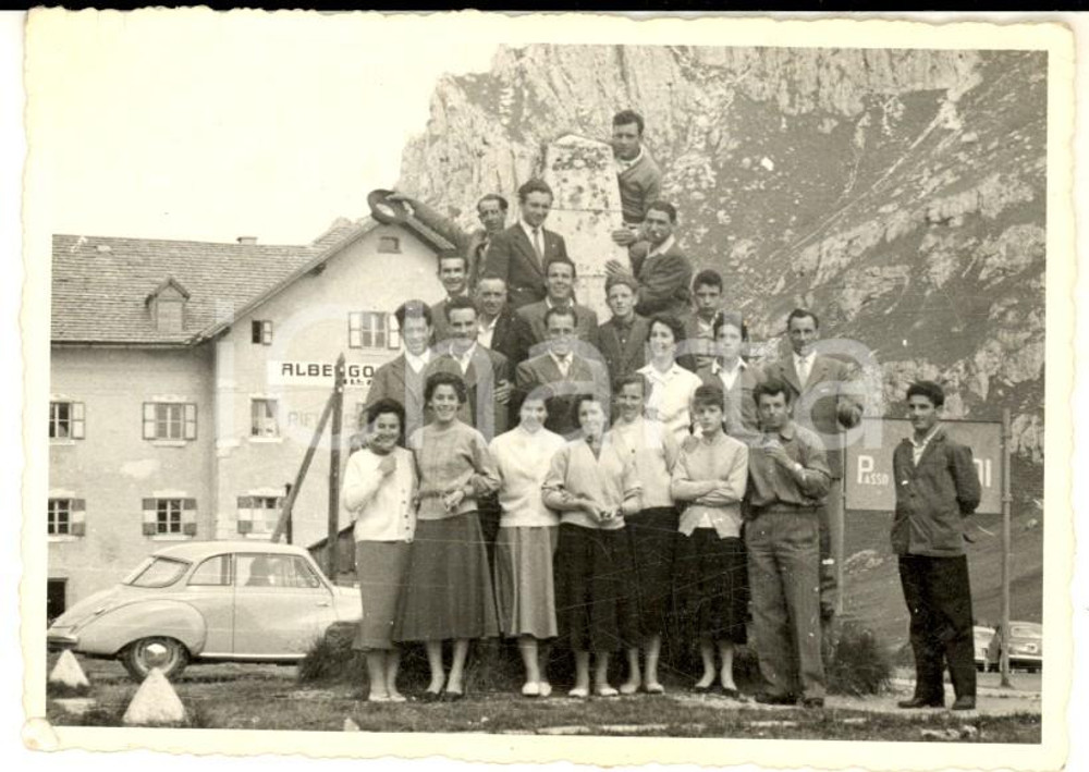 Fotografia d epoca originale 1950 ca PASSO PORDOI Un gruppo di giovani escursionisti Foto VINTAGE 10x7 cm 1