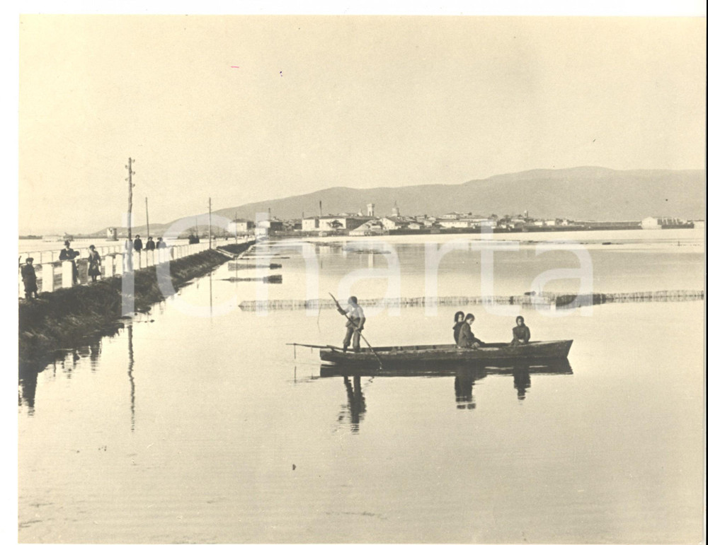 Fotografia d epoca originale 1968 MARE ADRIATICO Veduta con donne in barca Fotografia ARTISTICA 26x20 1
