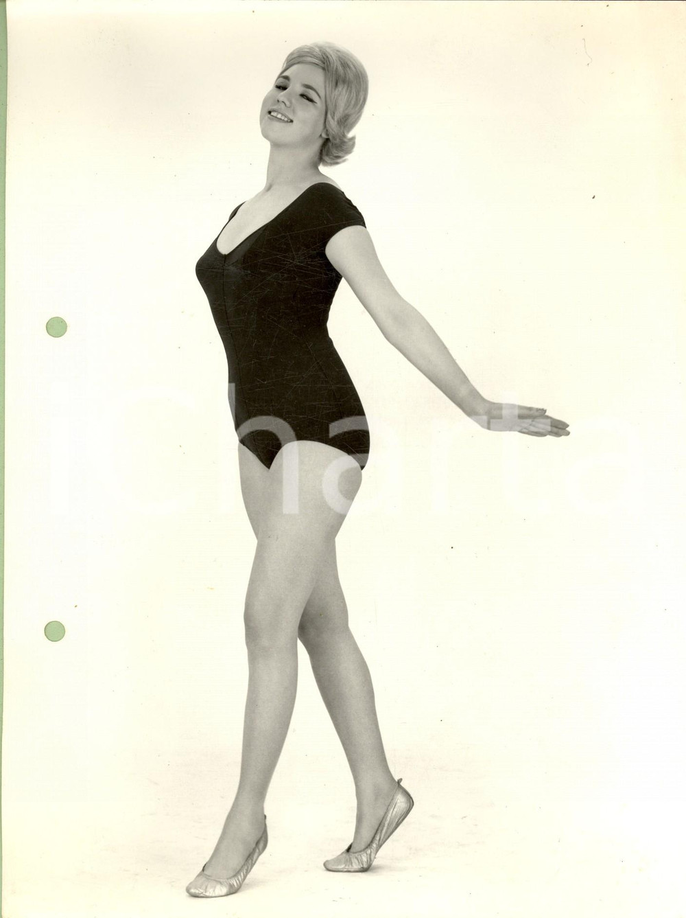 Fotografia d epoca originale 1960 ca MODA INTIMO VINTAGE Modella in body nero alla ringhiera Foto 18x24 1