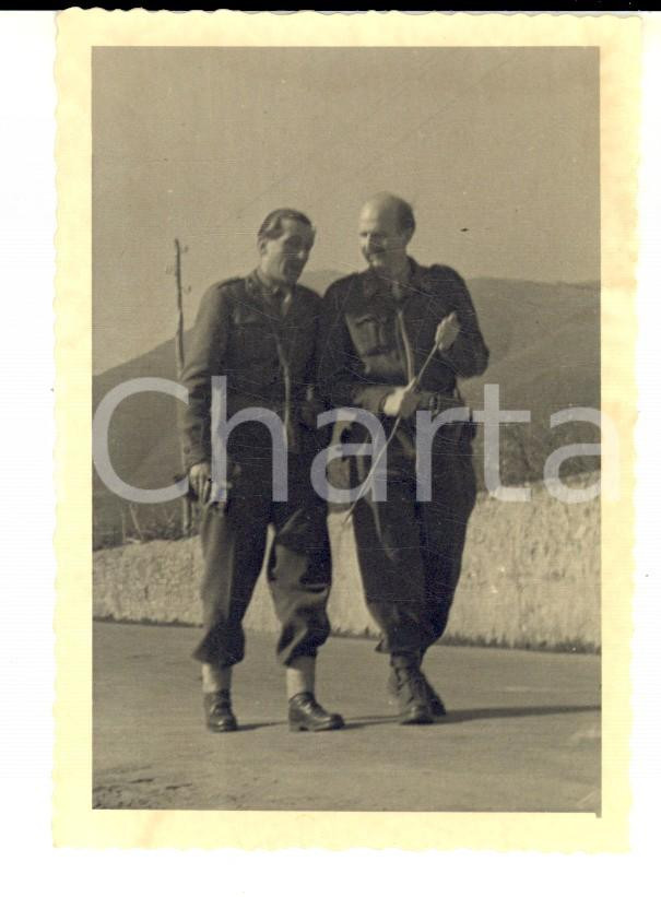 Fotografia d epoca originale 1940 ca WW2 Due ufficiali amici a passeggio in campagna Foto 7x10 cm 1