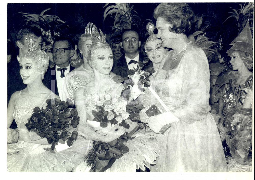 Fotografia d epoca originale 1955 ca PARIS Begum AGA KHAN a una serata con attori Foto 26x18 cm 1
