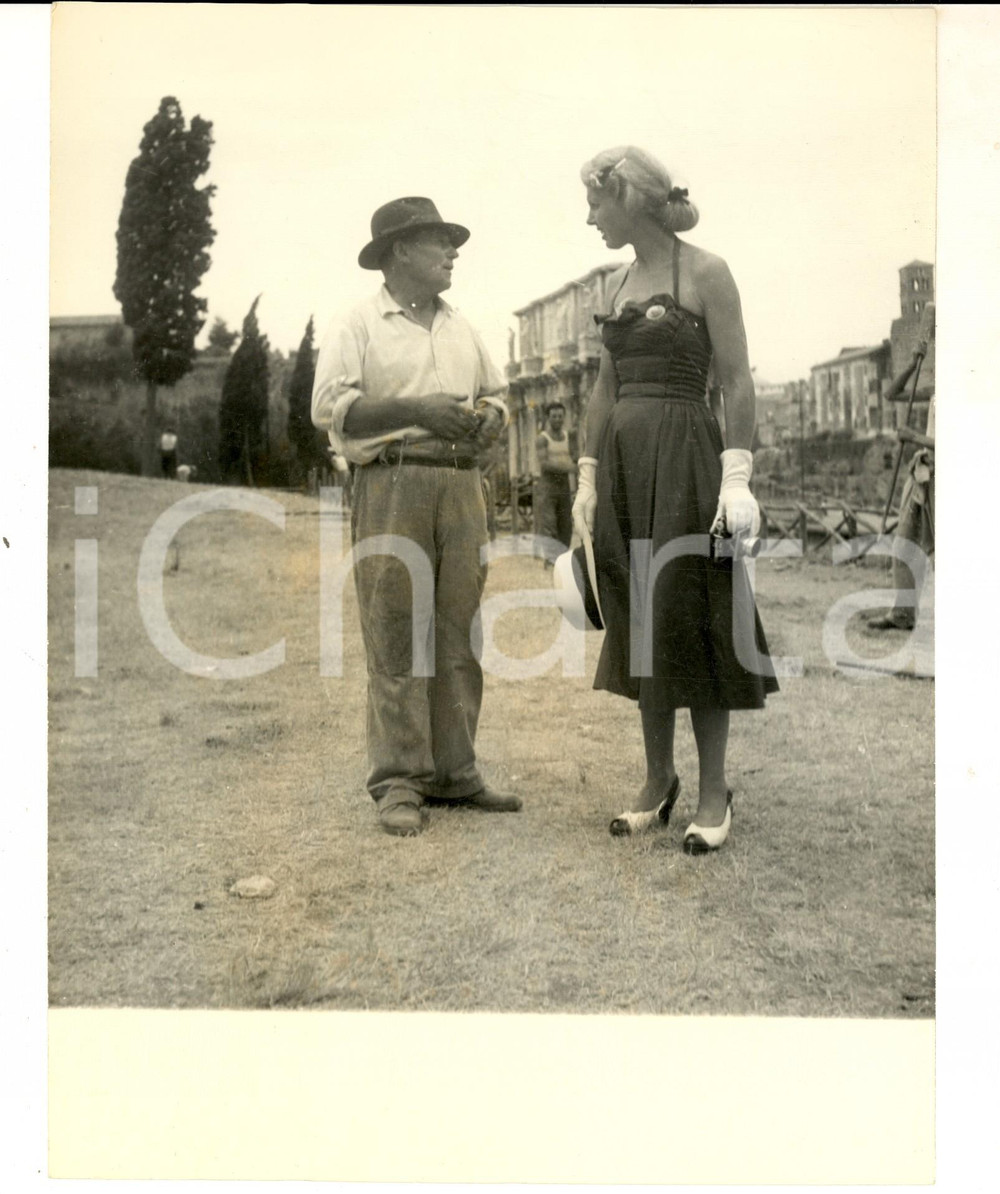 Fotografia d epoca originale 1950 ca ROMA Operai con una giovane turista americana Foto VINTAGE 18x22 1