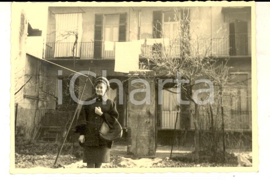 Fotografia d epoca originale 1950 ca AREA LOMBARDA Giovane donna nella sua cascina Foto VINTAGE 10x7 1