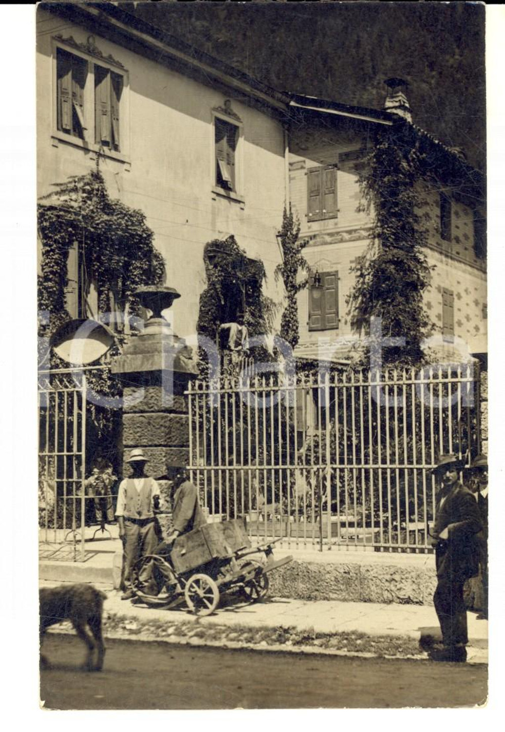 Fotografia d epoca originale 1920 ca LOMBARDIA ? Contadini con un carretto davanti a una villa Foto 9x14 1