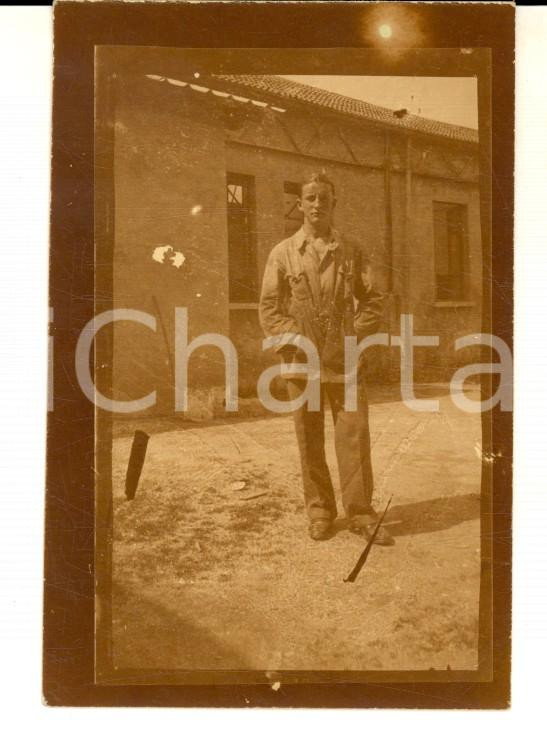 Fotografia d epoca originale 1930 ca LOMBARDIA ? Giovane operaio in officina Fotografia 6x9 cm 1