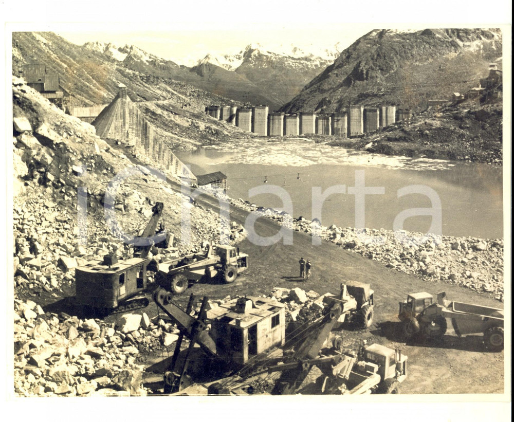 Fotografia d epoca originale 1950 ca ALPI FRANCESI Diga in costruzione con lago artificiale Foto 24x17 cm 1