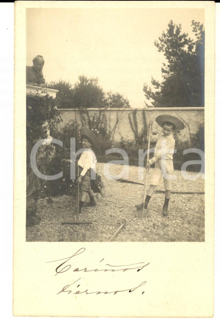 Fotografia d epoca originale 1900 ca AREA ITALIANA Due marinaretti in giardino Foto cartolina VINTAGE 1