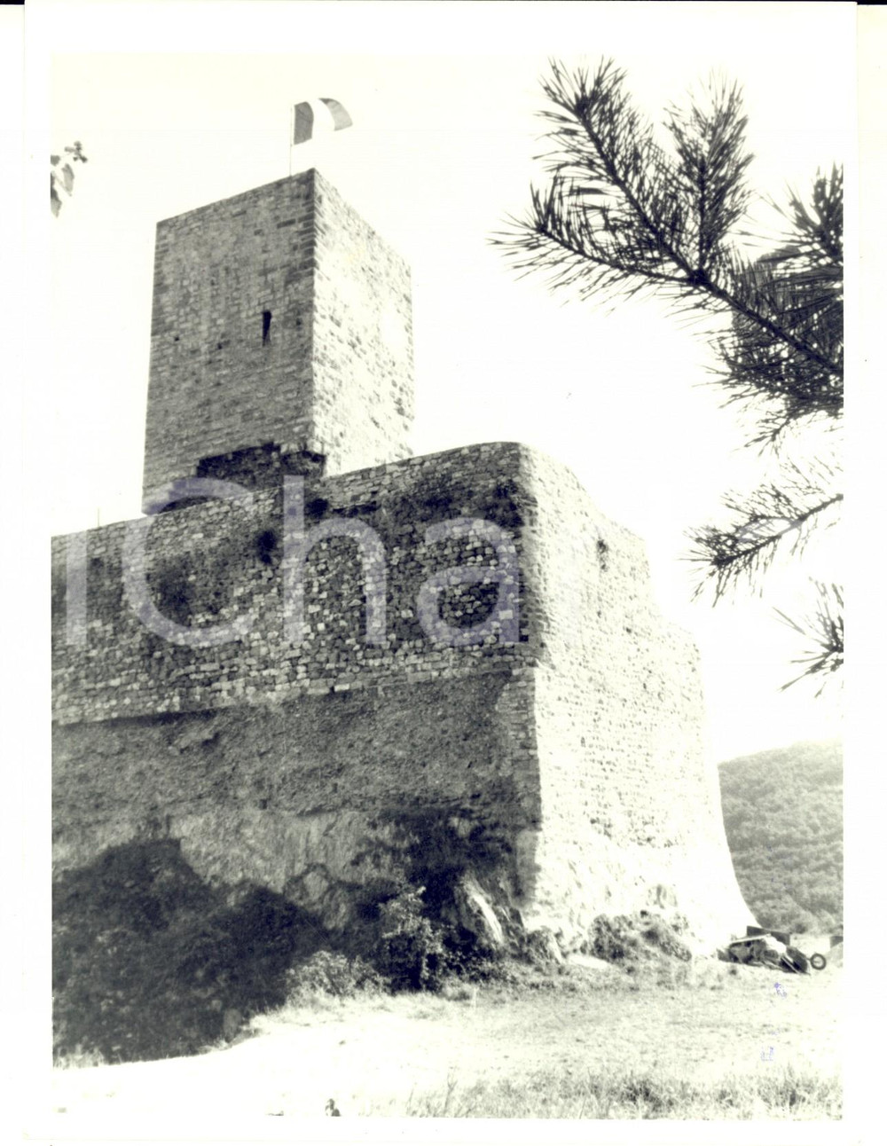 Fotografia d epoca originale 1970 ca CASTELLI ITALIANI Veduta di un rudere con il tricolore Foto ARTISTICA 1