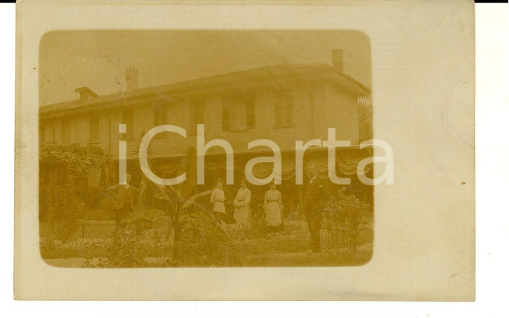 Fotografia d epoca originale 1905 ca AREA LIGURE Famiglia nel giardino di una casa padronale Foto VINTAGE 1