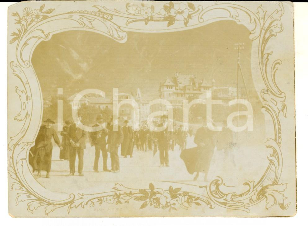Fotografia d epoca originale 1910 ca Borghesi e sacerdoti con le vesti al vento Foto VINTAGE 12x9 1