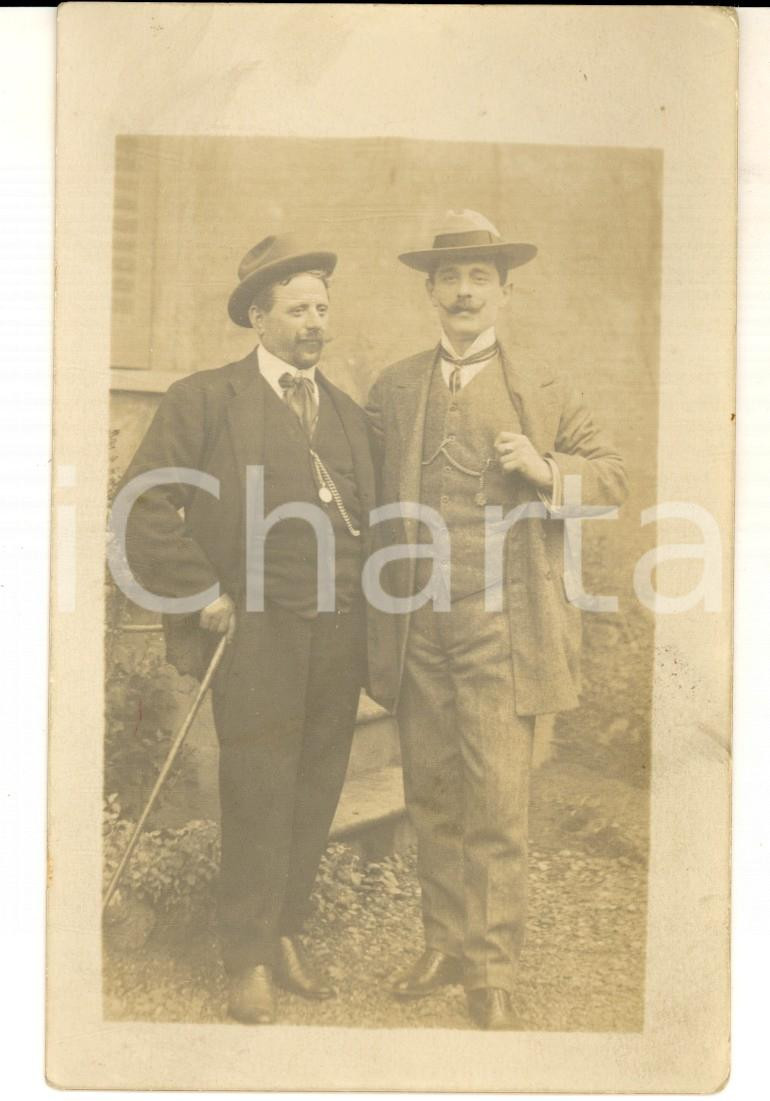 Fotografia d epoca originale 1910 ca FRANCE Due gentiluomini in un cortile Foto cartolina VINTAGE 1