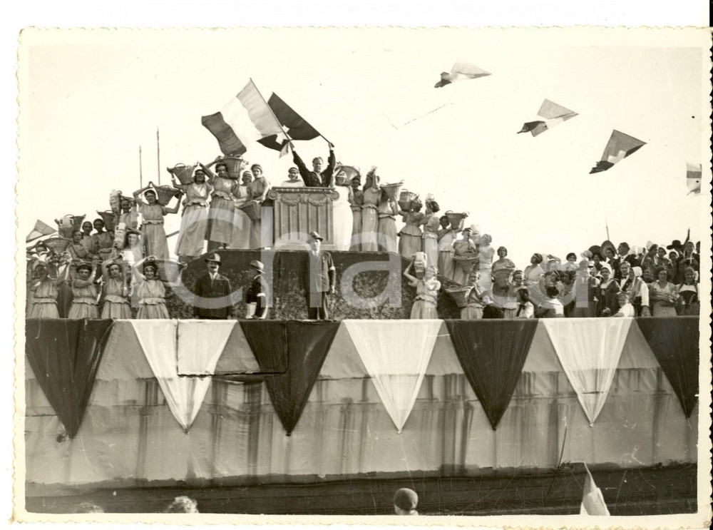 Fotografia d epoca originale 1950 ca MARSEILLE Festa con donne in costume da vendemmia Foto VINTAGE 18x13 1