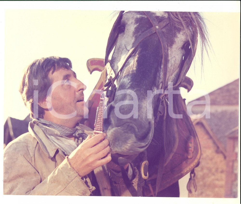Fotografia d epoca originale 1967 CINEMA UN IDIOT A PARIS Jean LEFEBVRE parle à  un cheval Photo 25x19 1