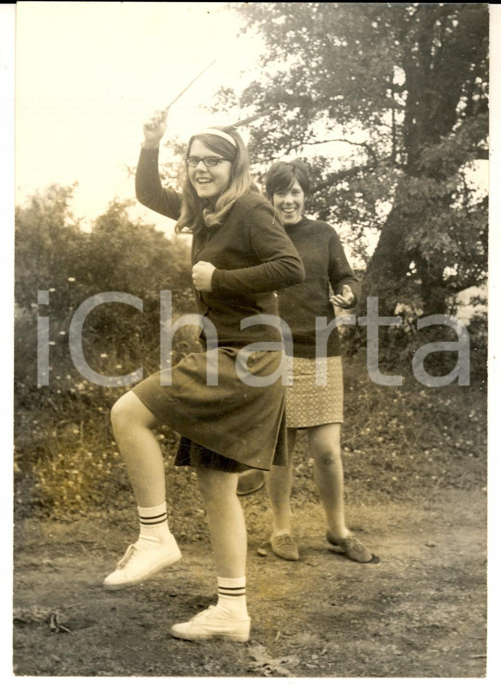 Fotografia d epoca originale 1968 FRANCE Giochi di ragazze con una bacchetta Foto VINTAGE 13x18 cm 1