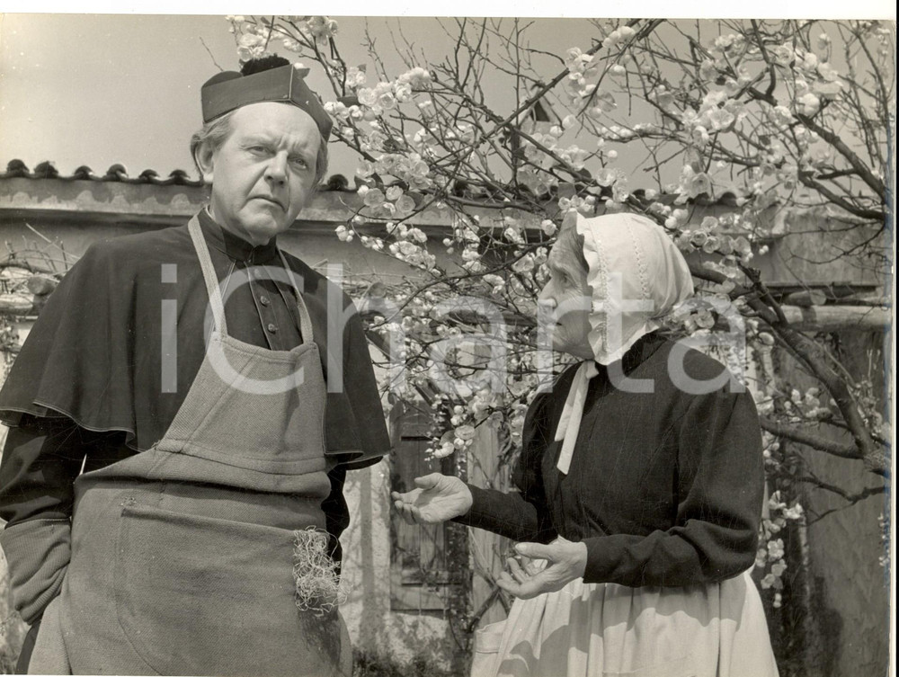 Fotografia d epoca originale 1960 ca CINEMA FRANCE Un cardinal jardinier avec sa servante Photo 29x23 cm 1