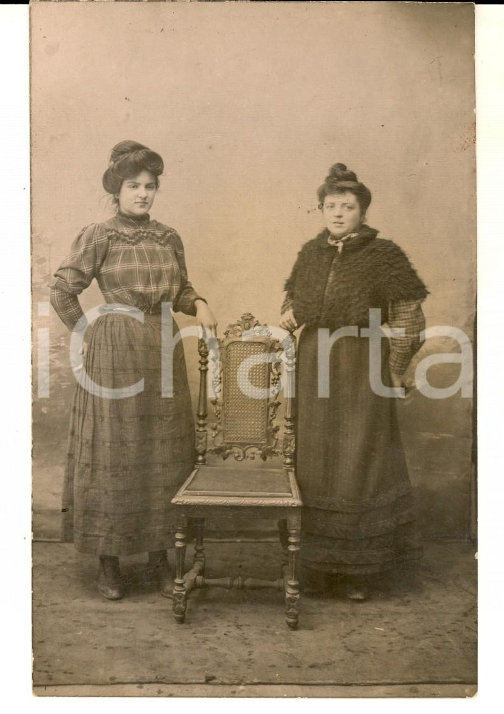 Fotografia d epoca originale 1910 ca FRANCE Portrait deux soeurs avec une chaise Photo carte postale VINTAGE 1