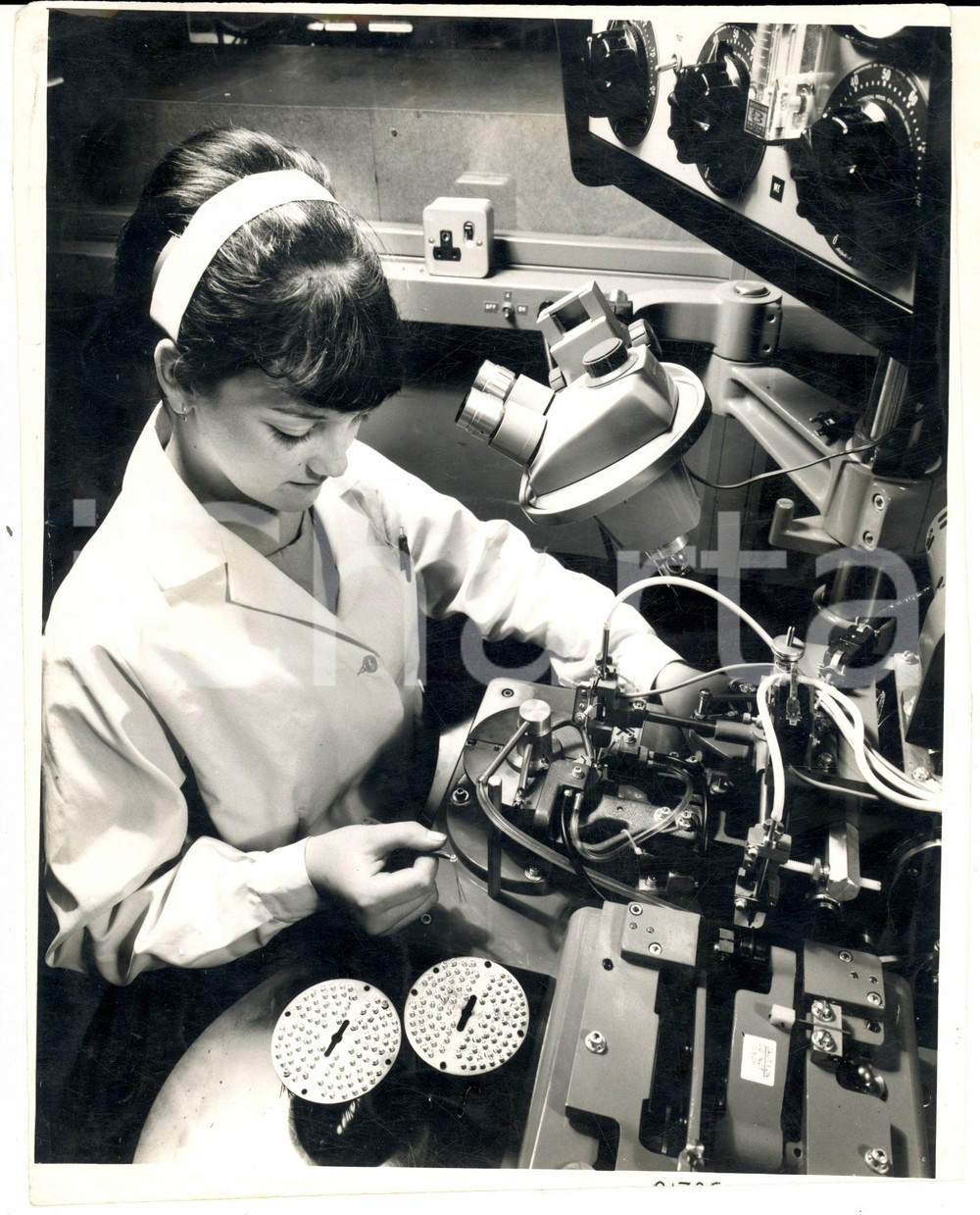 Fotografia d epoca originale 1970 ca ENGLAND Donna al lavoro in un laboratorio Foto VINTAGE 20x25 cm 1